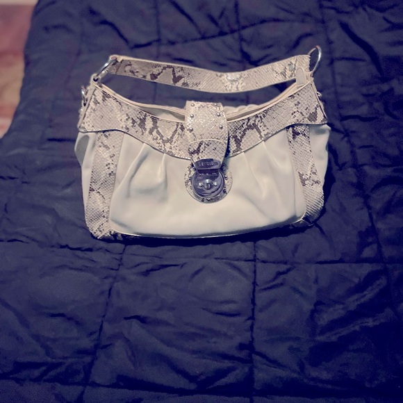 Off wire/cream colored guess handbag. With guess logo on front - Picture 2 of 12